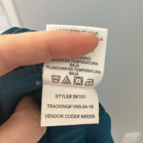Turquoise Skechers scrub top in large. - Picture 3 of 3